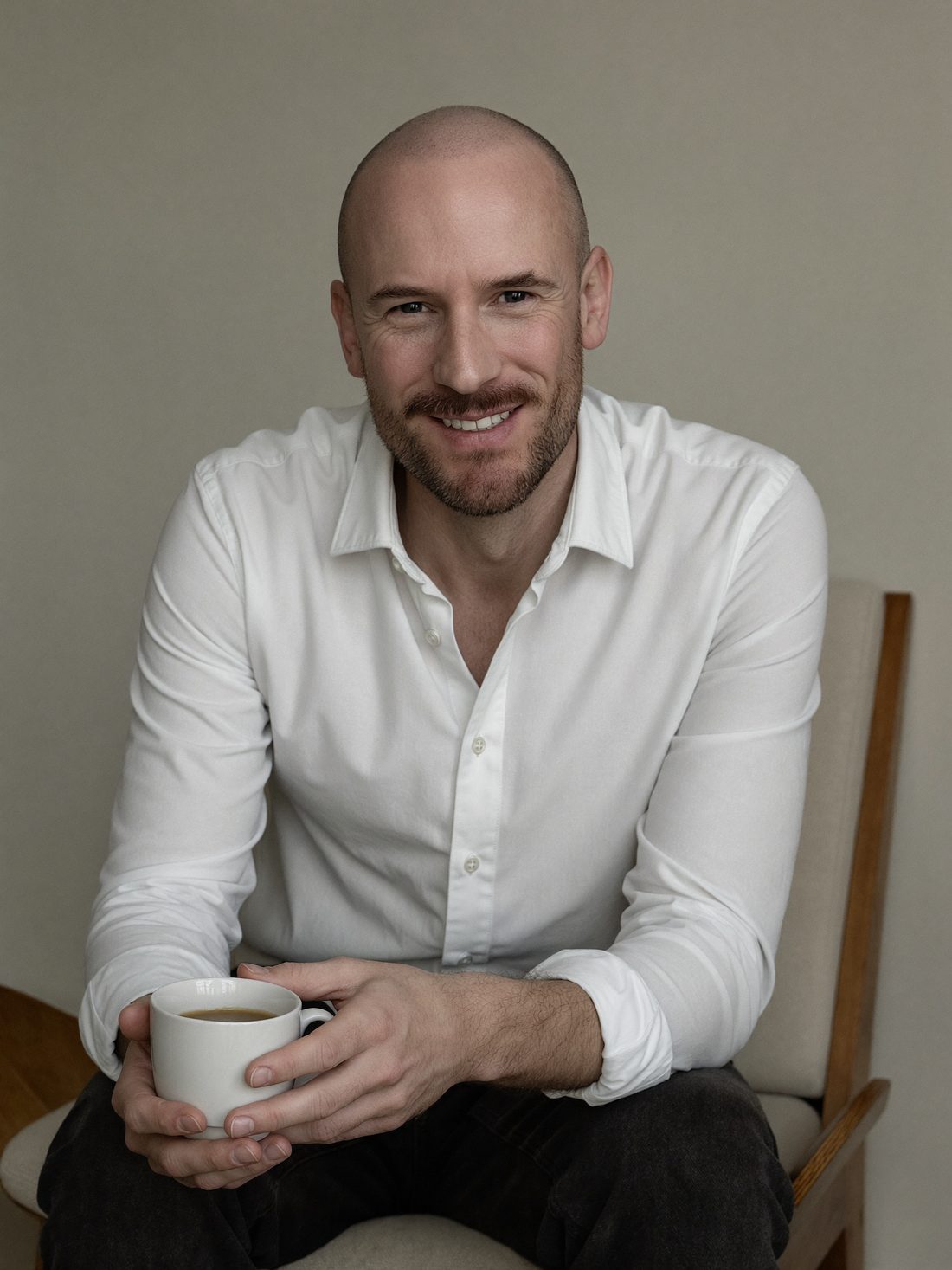 Martin Kunze, Chief Brand Officer, mit Kaffee