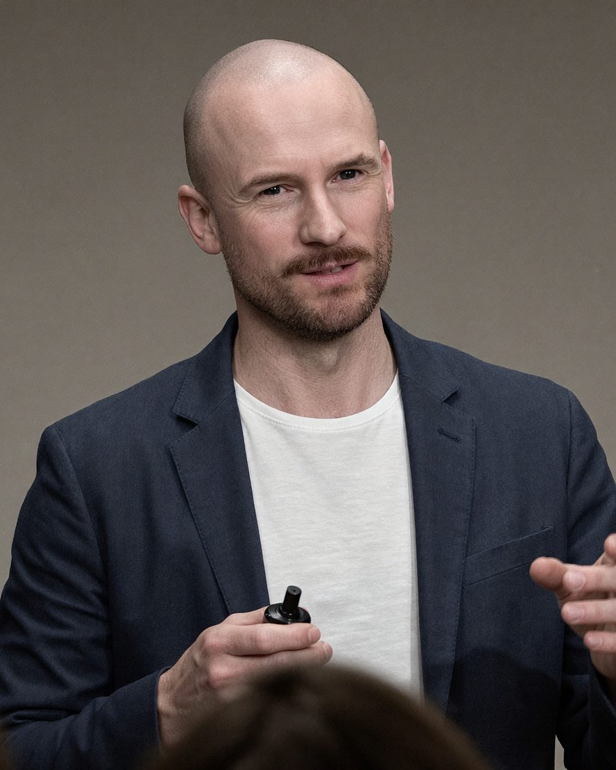 Martin Kunze mit einem Beauty-Produkt im Workshop